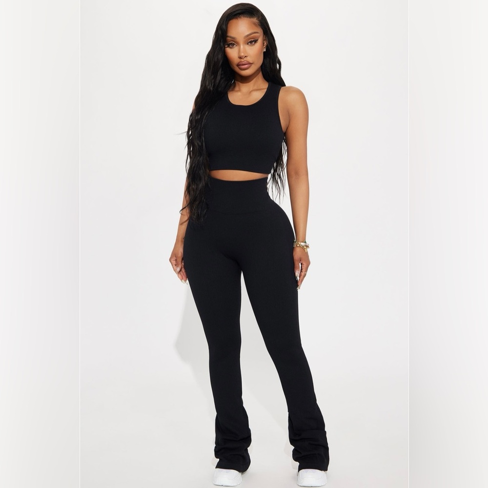 Beach Body Effortless Seamless Active Yoga Set
NWT.
- Black